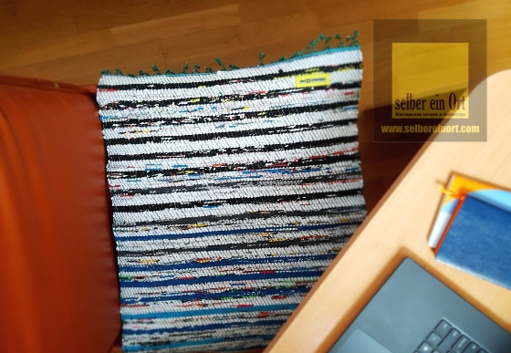 коврик из футболок на кресле